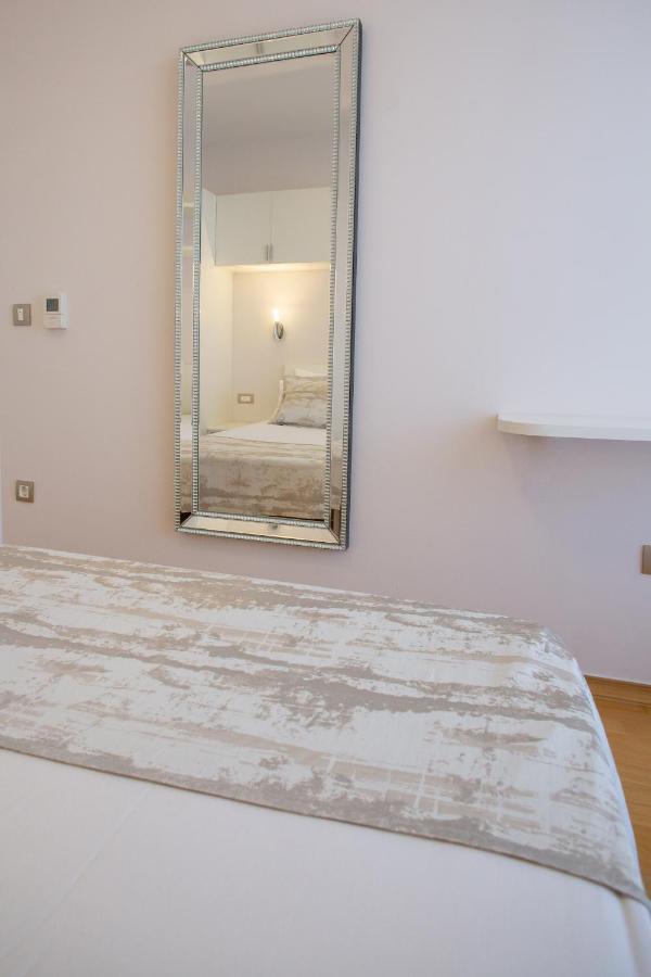 Pool Terrace Sea View Sarkic Apartment Novalja Exterior photo